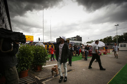 Lewis Hamilton, Mercedes AMG F1, et son chien Roscoe