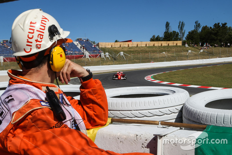 Oficial de pista observan a Sebastian Vettel, Ferrari SF70H
