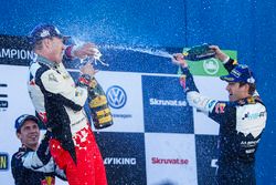 Podium: ganador, Jari-Matti Latvala, Toyota Racing y el tercer lugar, Sébastien Ogier, M-Sport