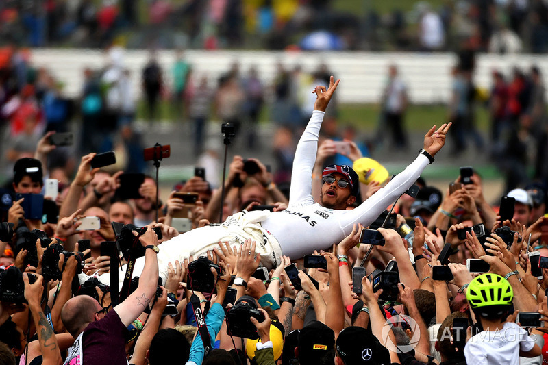 Crowdsurfing: 1. Lewis Hamilton, Mercedes AMG F1, mit Fans