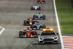Safety Car delante de Sebastian Vettel, Ferrari SF70H, Valtteri Bottas, Mercedes F1 W08, Daniel Ricc