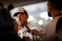 Jenson Button, McLaren avec les médias