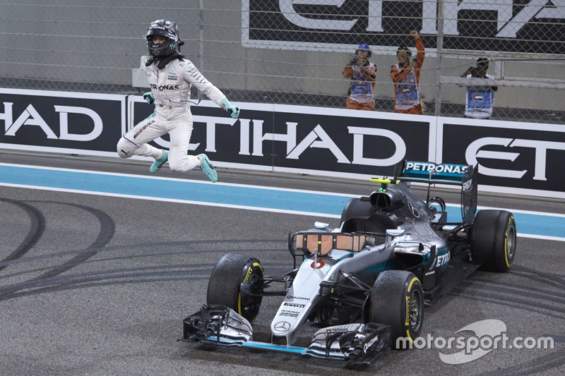 Segundo lugar de Nico Rosberg, de Mercedes AMG F1 W07 híbrido celebra su campeonato del mundo al final de la carrera