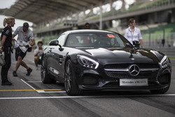 Lewis Hamilton, Mercedes AMG F1 bir Mercedes AMG GTS'de