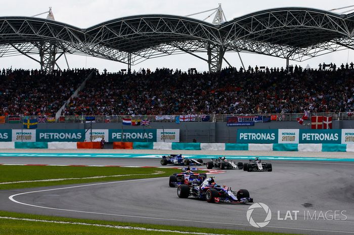 Carlos Sainz Jr., Scuderia Toro Rosso STR12, Pierre Gasly, Scuderia Toro Rosso STR12, Romain Grosjea