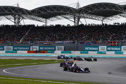 Carlos Sainz Jr., Scuderia Toro Rosso STR12, Pierre Gasly, Scuderia Toro Rosso STR12, Romain Grosjean, Haas F1 Team VF-17, Kevin Magnussen, Haas F1 Team VF-17, on the formation lap