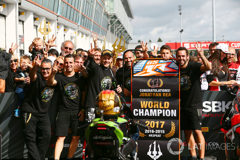 Le vainqueur de la course et Champion du monde 2017, Jonathan Rea, Kawasaki Racing