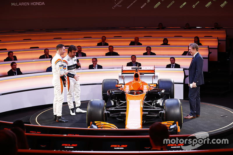 Fernando Alonso, Stoffel Vandoorne und Simon Lazenby mit dem McLaren MCL32