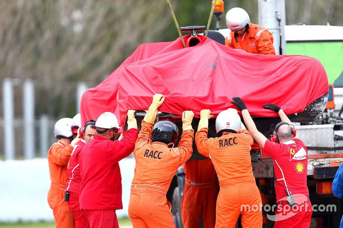 Kimi Raikkonen, Ferrari SF70H después del choque