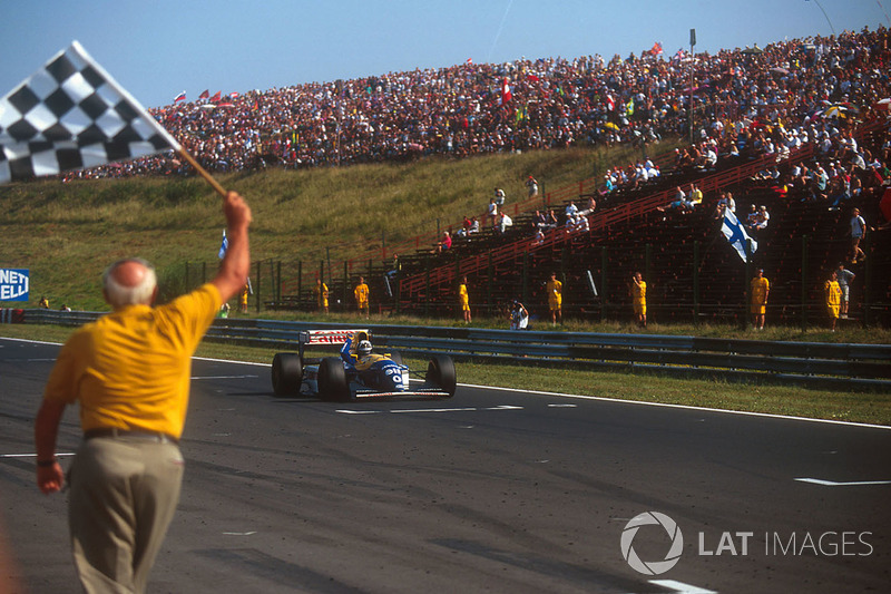 Damon Hill, Williams FW15C Renault takes the chequered flag