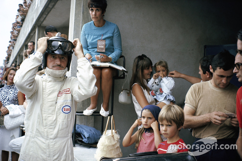 Graham Hill, nella pit lane, con la sua famiglia... e c'è anche il piccolo Damon Hill