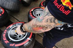 Un mecánico de Red Bull Racing lava algunos neumáticos Super blandos y llantas