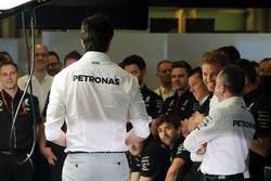 Toto Wolff, directeur exécutif Mercedes AMG F1; Nico Rosberg, Mercedes AMG F1; et Paddy Lowe, directeur exécutif technique Mercedes AMG F1 lors d'une réunion d'équipe