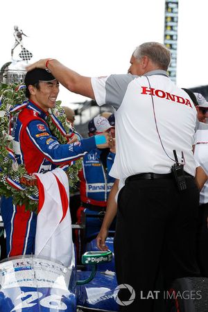 El ganador Takuma Sato, Andretti Autosport Honda con Art St Cyr de HPD