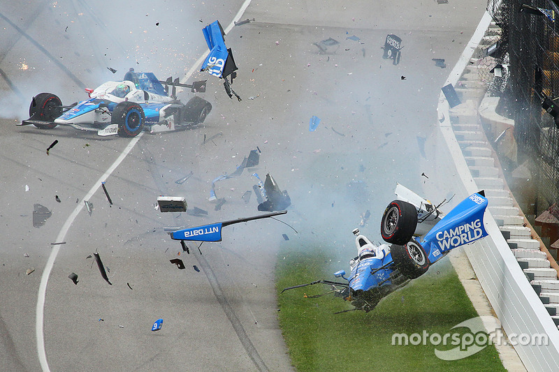 Авария: Скотт Диксон, Chip Ganassi Racing Honda, и Джей Ховард, Schmidt Peterson Motorsports Honda