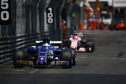 Маркус Эрикссон, Sauber C36, и Эстебан Окон, Sahara Force India F1 VJM10