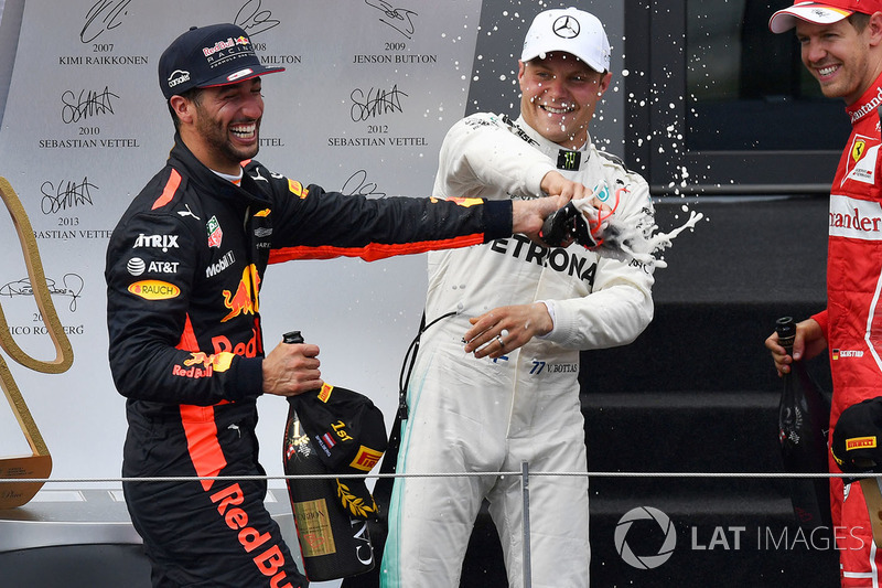 Подіум: переможець гонки гонки Валттері Боттас, Mercedes AMG F1, третє місце Даніель Ріккардо, Red Bull Racing