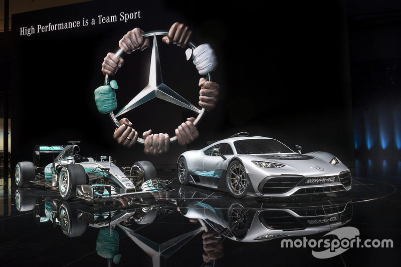 Шоукар Mercedes-AMG Project ONE та болід Mercedes AMG F1 W08