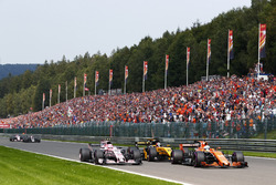 Fernando Alonso, McLaren MCL32, Nico Hulkenberg, Renault Sport F1 Team RS17, Esteban Ocon, Sahara Fo