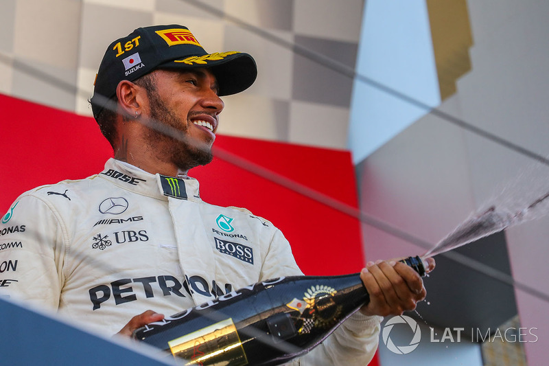 race winner Lewis Hamilton, Mercedes AMG F1 celebrates on the podium with the champagne