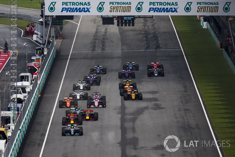 Lewis Hamilton, Mercedes AMG F1 W08, Max Verstappen, Red Bull Racing RB13, Daniel Ricciardo, Red Bull Racing RB13, Valtteri Bottas, Mercedes AMG F1 W08, Stoffel Vandoorne, McLaren MCL32, Sergio Perez, Sahara Force India F1 VJM10, at the start