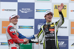 Podium : le vainqueur Lando Norris, Carlin, Dallara F317 - Volkswagen, le deuxième Jake Dennis, Carlin, Dallara F317 - Volkswagen