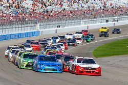 Restart: Kyle Larson, Chip Ganassi Racing Chevrolet, Joey Logano, Team Penske Ford