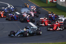 Inicio: Lewis Hamilton, Mercedes AMG F1 W08, lidera a Sebastian Vettel, Ferrari SF70H, Kimi Raikkonen, Ferrari SF70H, Felipe Massa, Williams FW40