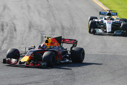 Max Verstappen, Red Bull Racing RB13 y Lewis Hamilton, Mercedes AMG F1 W08