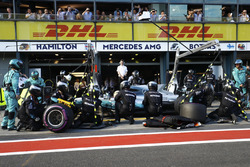 Lewis Hamilton, Mercedes AMG F1 W08, s'arrête aux stands