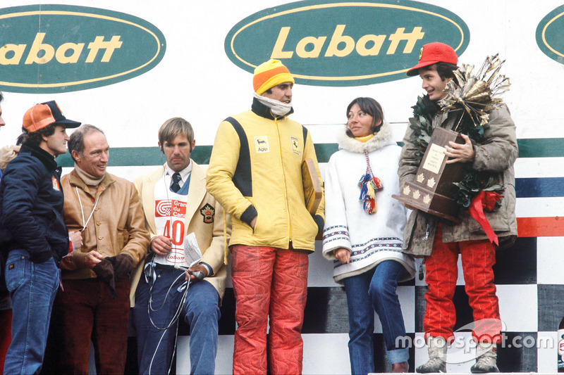 Podium: racewinnaar Gilles Villeneuve, Ferrari, derde plaats Carlos Reutemann, Ferrari