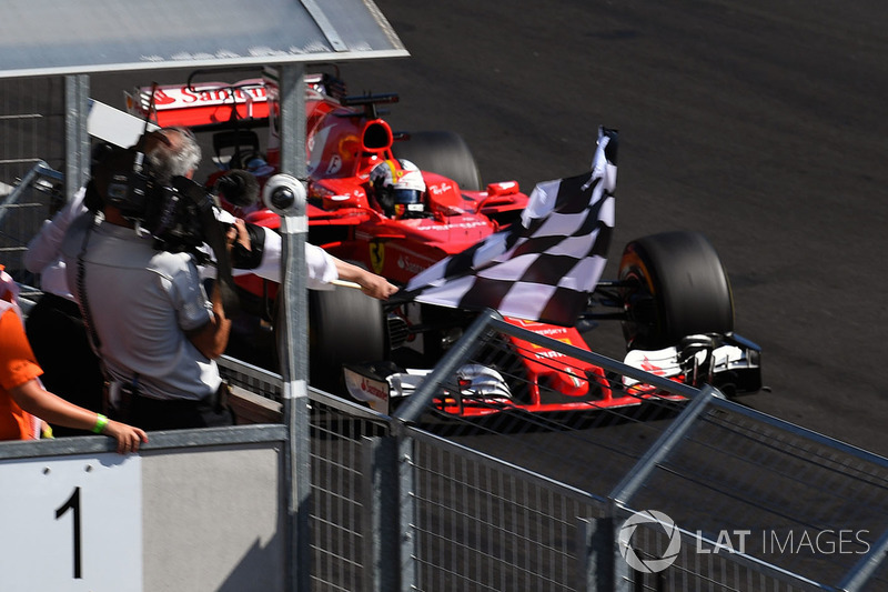 Le vainqueur Sebastian Vettel, Ferrari SF70-H passe sous le drapeau à damier