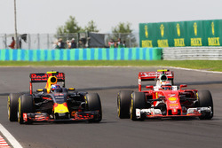Max Verstappen, Red Bull Racing RB12; Kimi Räikkönen, Ferrari SF16-H
