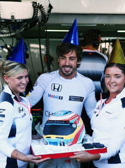 Fernando Alonso, McLaren viert zijn 25ste verjaardag met cake van het team