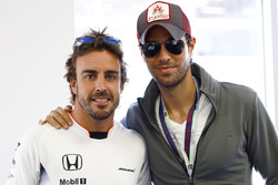 Fernando Alonso, McLaren con Enrique Iglesias