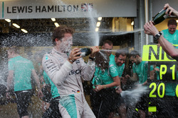 Победитель гонки - Нико Росберг, Mercedes AMG F1 празднует с командой