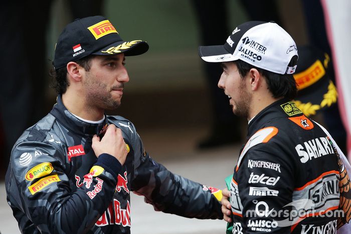 Daniel Ricciardo, Red Bull Racing con Sergio Pérez, Sahara Force India F1 en el podio