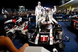 Ganadores de la carrera #1 Porsche Team Porsche 919 Hybrid: Timo Bernhard, Mark Webber, Brendon Hart