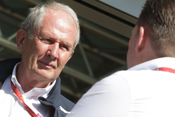 El Dr. Helmut Marko, Red Bull Consultor Motorsport con Jos Verstappen