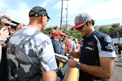 Carlos Sainz Jr, Scuderia Toro Rosso firma de autógrafos para los fans