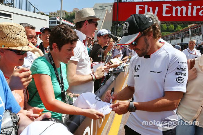 Fernando Alonso, McLaren firma de autógrafos para los fans