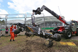 Der McLaren MP4-31 von Fernando Alonso, McLaren, wird nach dem Rennunfall aus dem Kiebett entfernt