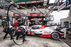 Parada en pits y el útlimo cambio de piloto #5 Toyota Racing Toyota TS050 Hybrid: Anthony Davidson, Sébastien Buemi, Kazuki Nakajima