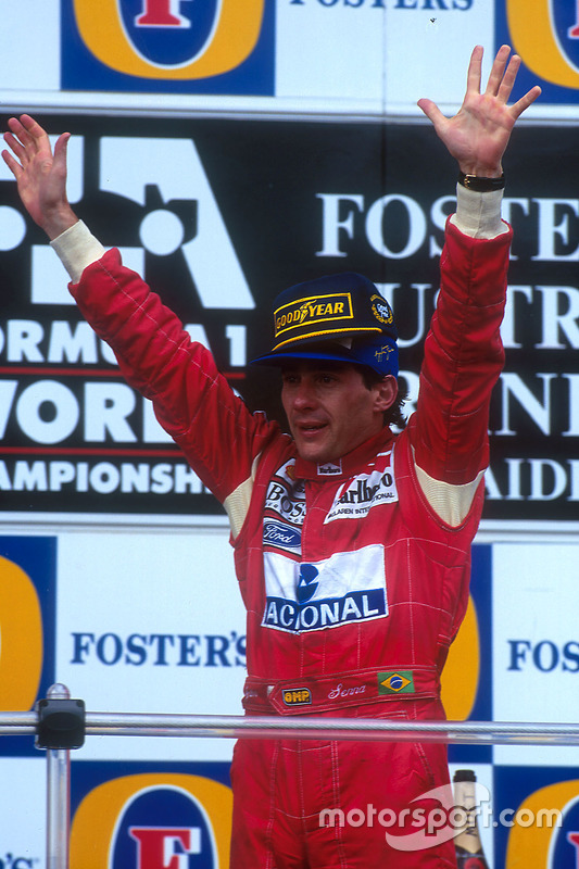 Podio: Ganador de la carrera Ayrton Senna, McLaren celebra