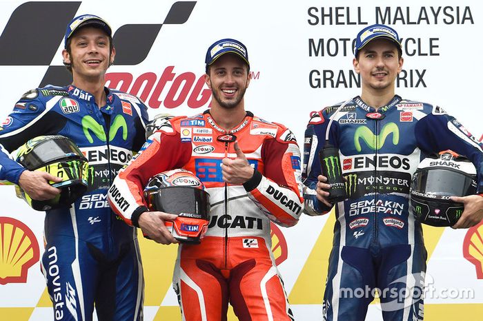 Ganador de la carrera Andrea Dovizioso, Ducati Team, segundo Valentino Rossi, Yamaha Factory Racing, tercero Jorge Lorenzo, Yamaha Factory Racing