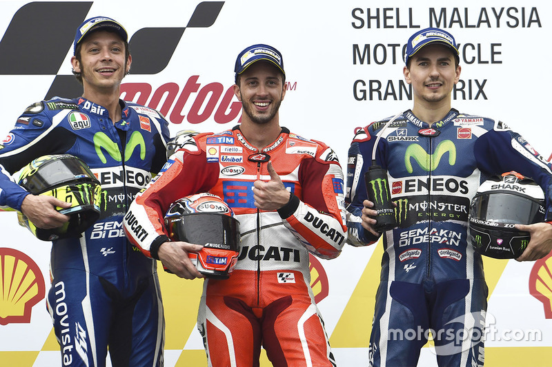 Le vainqueur Andrea Dovizioso, Ducati Team, le deuxième, Valentino Rossi, Yamaha Factory Racing, le troisième, Jorge Lorenzo, Yamaha Factory Racing