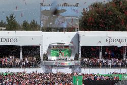 Podio: ganador de la carrera Lewis Hamilton, Mercedes AMG F1, segundo lugar tercer lugar de Nico Ros