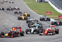 Daniel Ricciardo, Red Bull Racing RB12, híbrido de Mercedes AMG F1 W07 y Nico Rosberg, Sebastian Vet