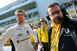 Jolyon Palmer, Renault Sport F1 Team on the grid with Julien Simon-Chautemps, Renault Sport F1 Team