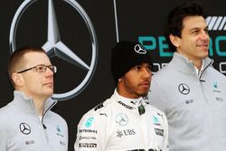 Энди Ковелл, менеджер по производительности Mercedes-Benz, Льюис Хэмилтон, Mercedes AMG F1 и Тото Во